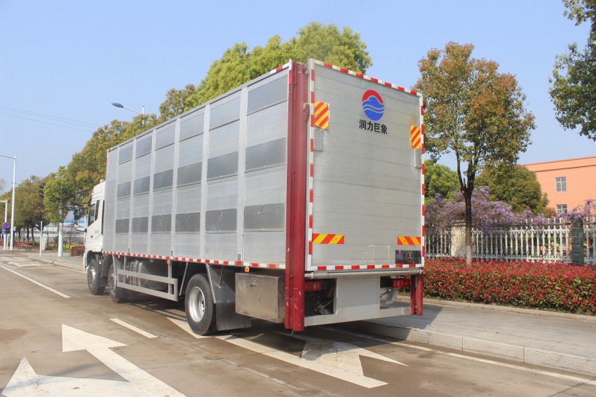 東風(fēng)暢行小三軸畜禽運輸車