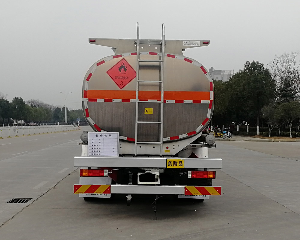 21方陜汽軒德小三軸鋁合金運(yùn)油車(chē)